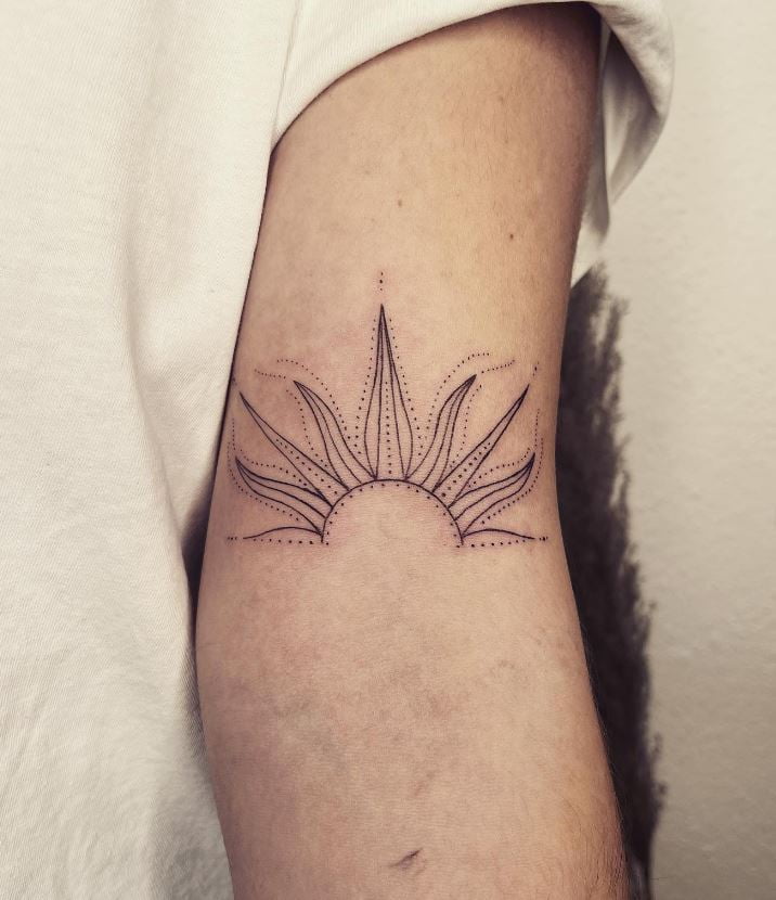 Tatouage Demi Soleil Avec Ponitillés 