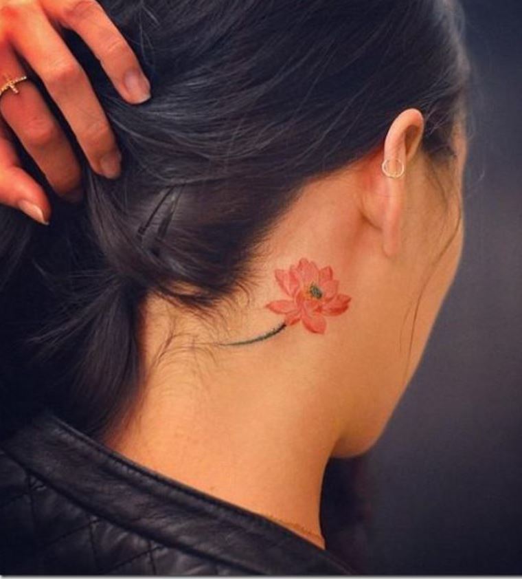 Tatouage Fleur De Lotus Minimaliste Couleur Sous L'oreille 