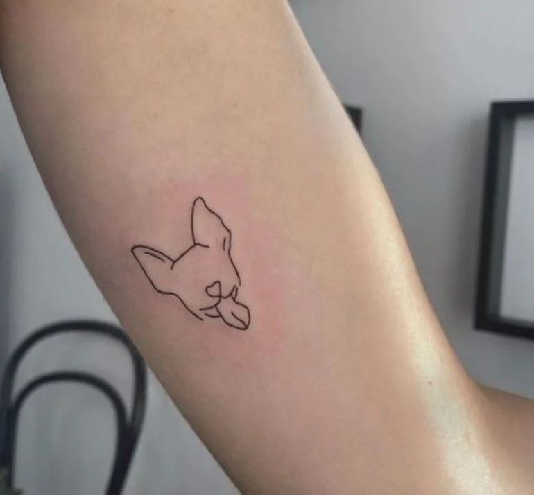 Tatouage Tête De Chien Minimaliste Et Langue