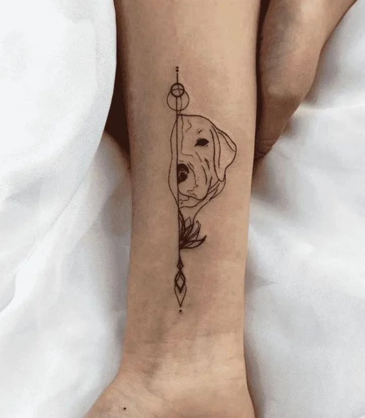 Tatouage Mi Chien Minimaliste Ornemental