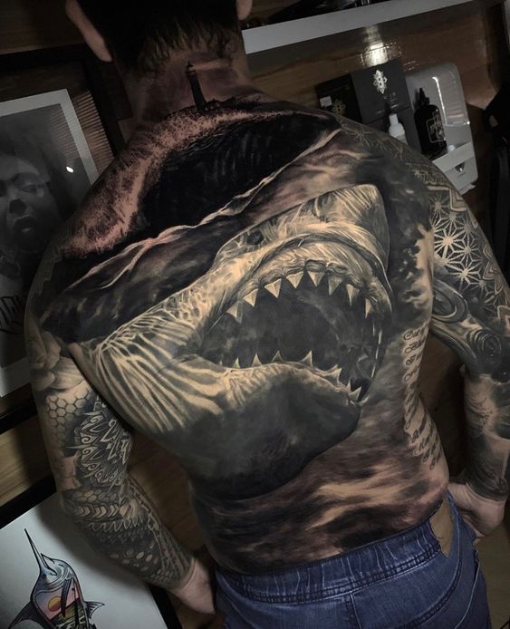 tatouage réaliste Requin 