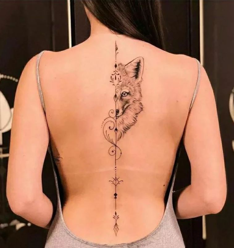 Tatouage Demi Tête De Loup Et Flèche 