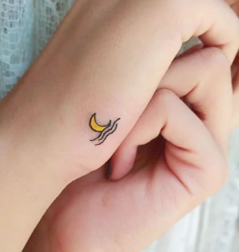  Tatouage Lune Et Vagues Sur La Main 