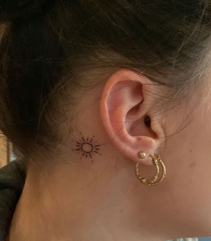 Tatouage Soleil Minimaliste Derrière L'oreille 