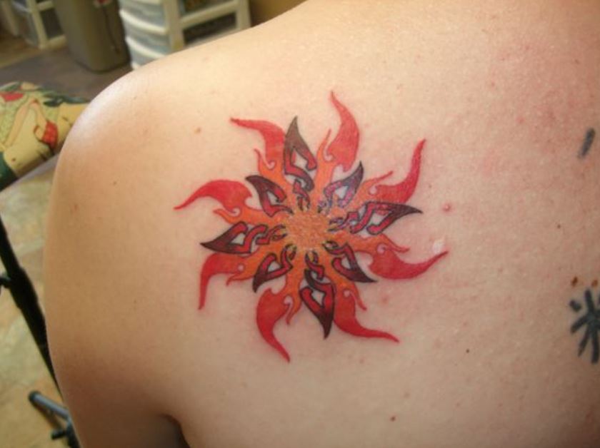 Tatouage Soleil Shuriken Tricolore 