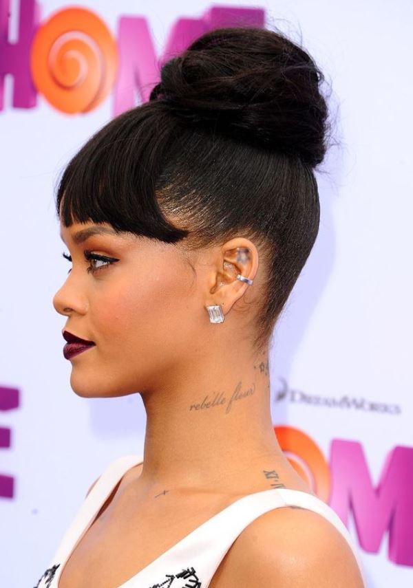  Tatouage Femme Minimaliste écriture Nom De Parfum Rihanna 