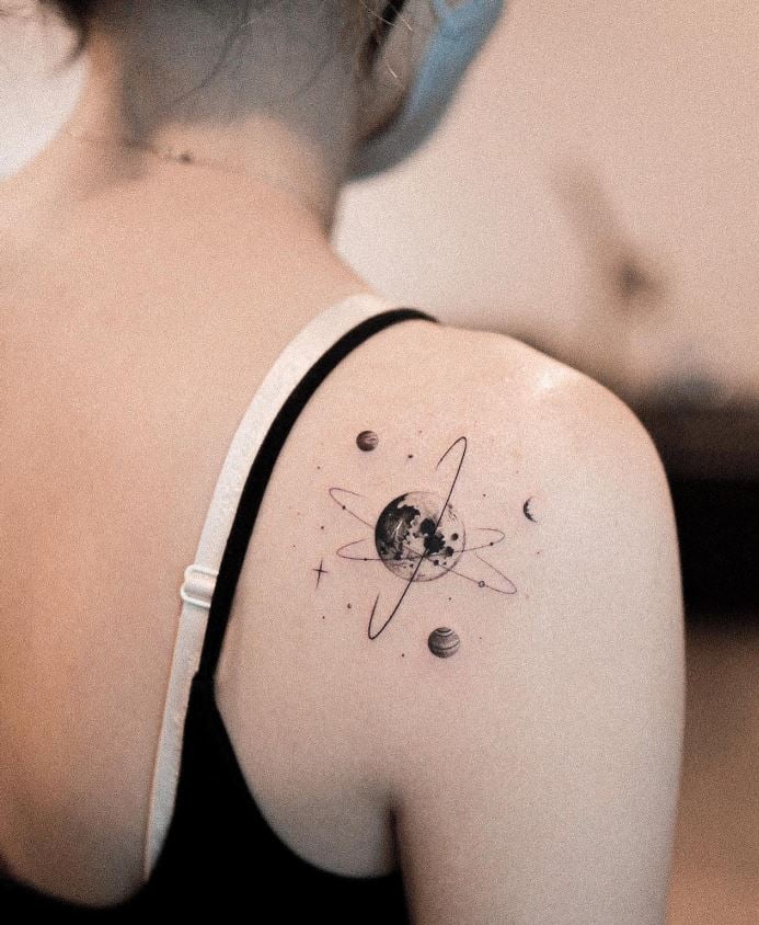 Tatouage Lune, Cercles Et Astres