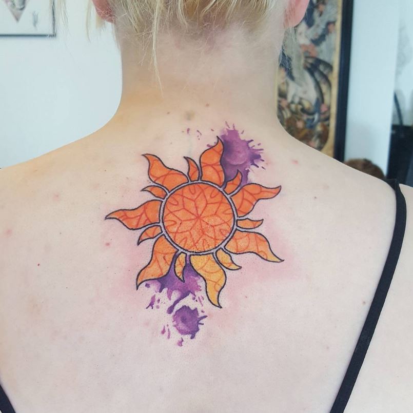 Tatouage Soleil Rouge Orangé Sur Fond Violet 