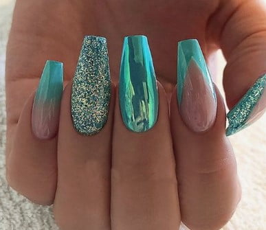 nail Art Bleu Turquoise Avec Des Paillettes 
