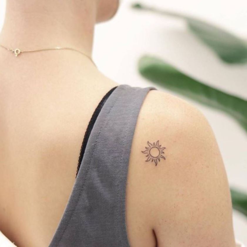 Tatouage Soleil Floral Minimaliste