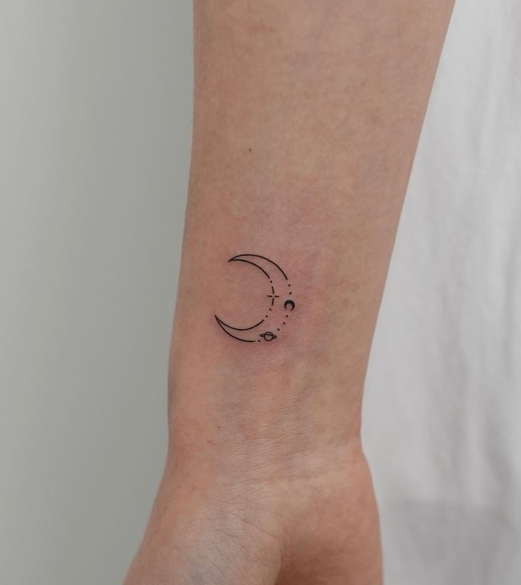 Tatouage Croissant De Lune Et Planète 