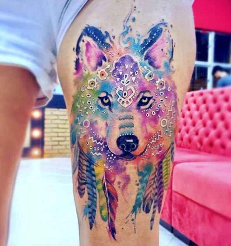  Tatouage De Loup Et Plumes Multicolores 