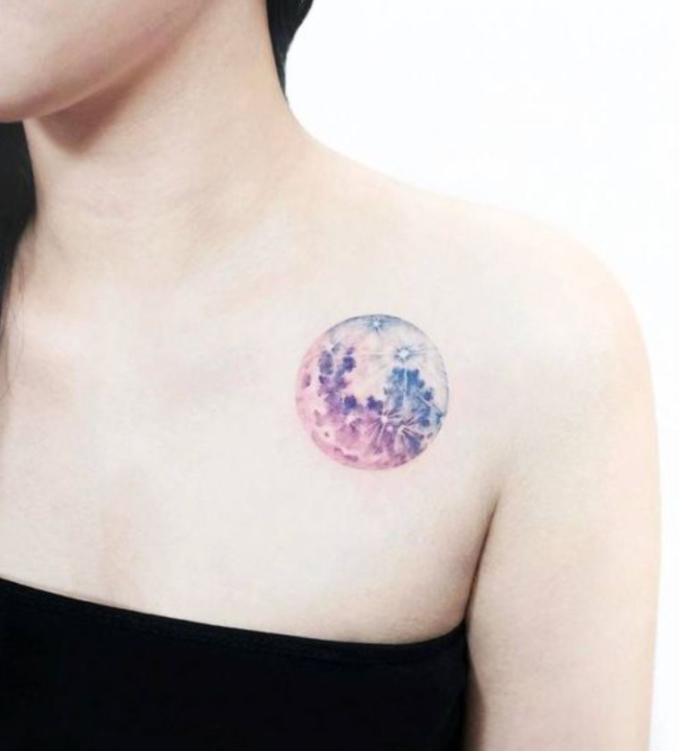  Tatouage Lune Colorée Sur La Clavicule