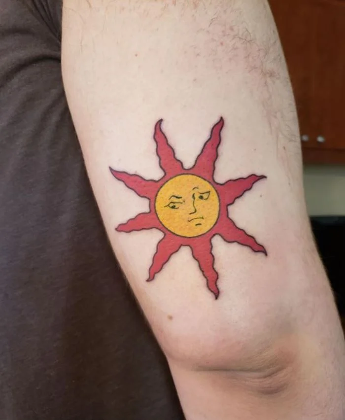 Tatouage Soleil à Rayons Rouges