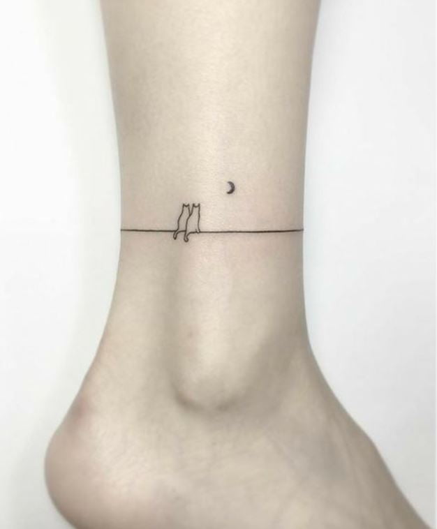 Tatouage Minimaliste Chatons Et Croissant De Lune 