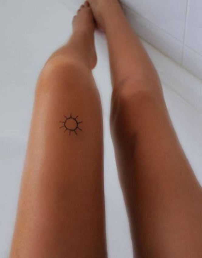 Tatouage Soleil Minimaliste En Haut Du Genou 