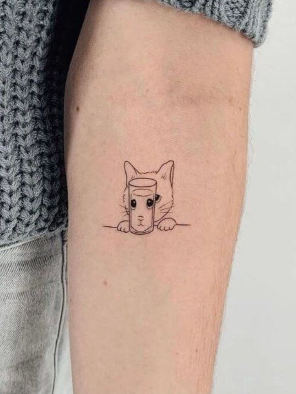 Tatouage Chat Minimaliste Et Verre D'eau 