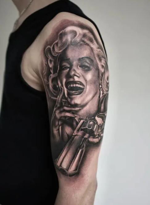 tatouage réaliste Femme Et Revolver 