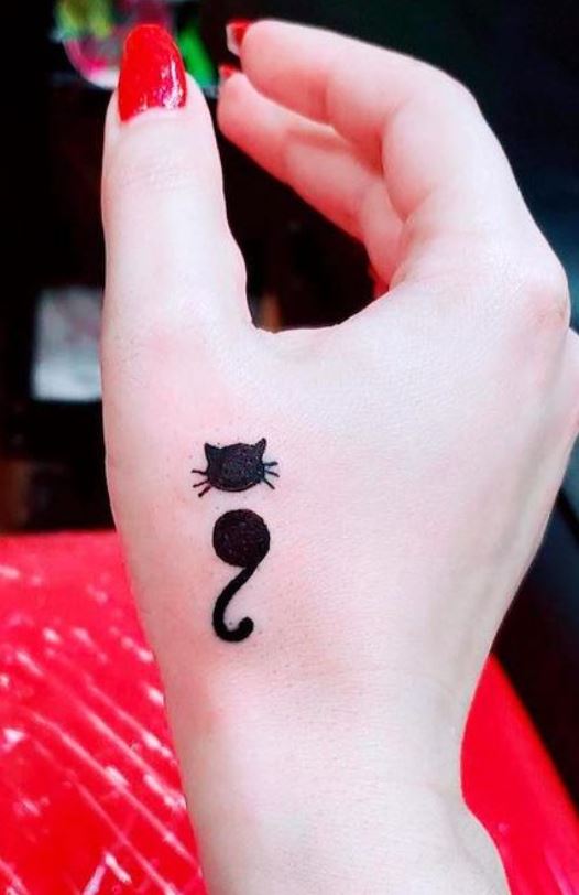 Tatouage Chat Minimaliste En Point Virgule