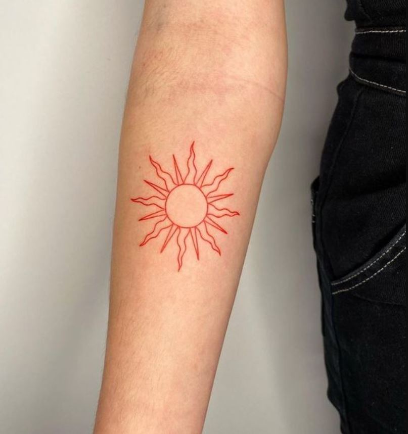 Tatouage Soleil Minimaliste Rouge