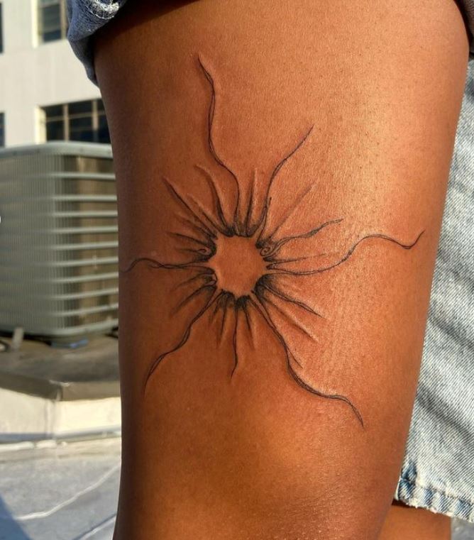 Tatouage Soleil Sur La Cuisse 