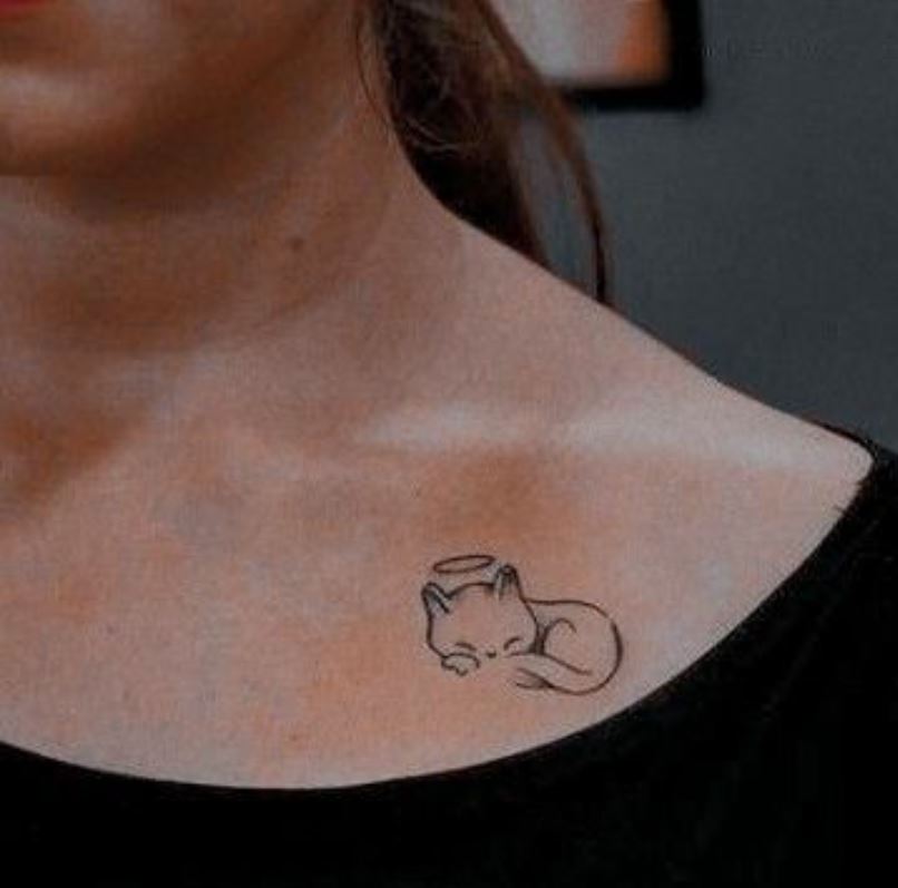 Tatouage Chat Minimaliste Avec Auréole 