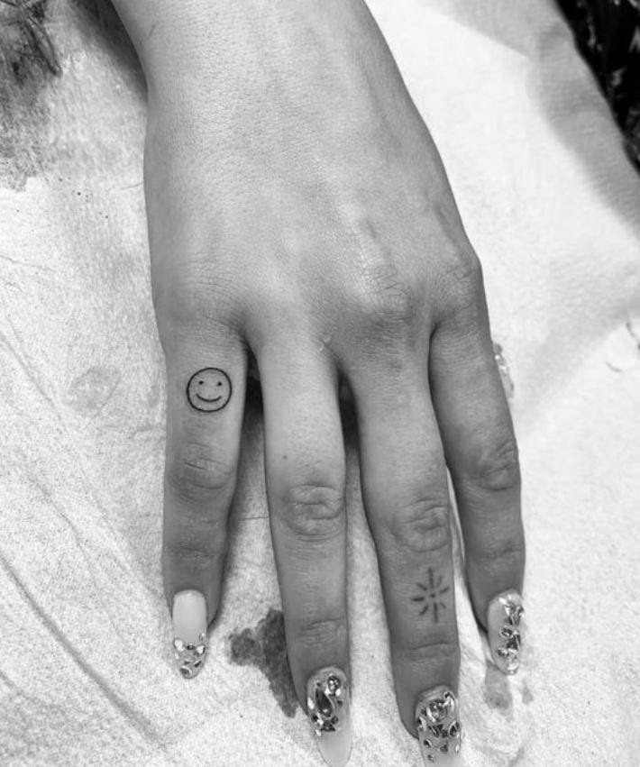 Tatouage Femme Minimaliste Smiley Et étoile Dua Lipa 