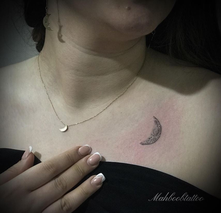 Tatouage Quartier De Lune Sur La Clavicule 