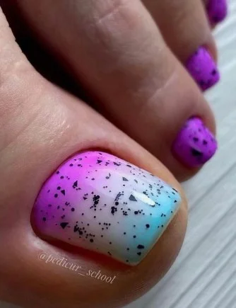 nail Art Pied Coloré Avec Des Taches Noires