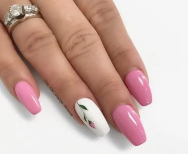 nail Art Au Motif Fleur De Tulipe