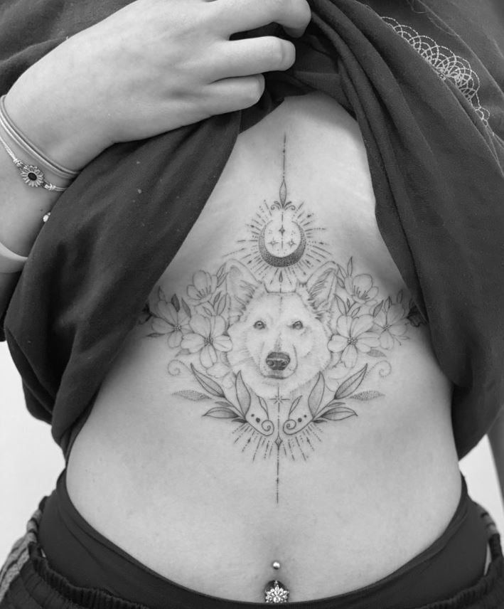 Tatouage De Loup Floral Sur Le Sternum