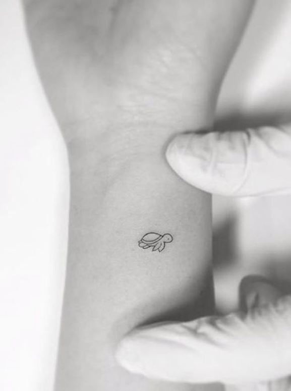 Tatouage Femme Minimaliste Tortue