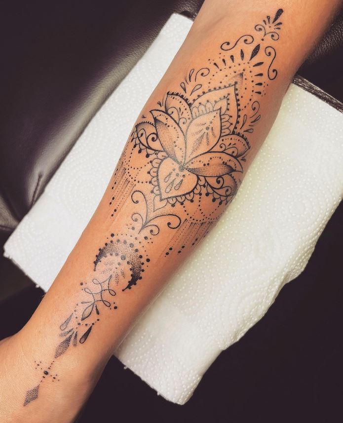 Tatouage Lune, Lotus Et Arabesque 