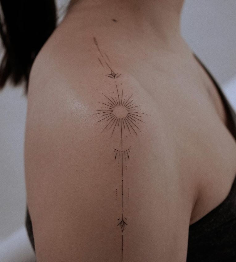 Tatouage Mini Soleil Sur L'épaule 