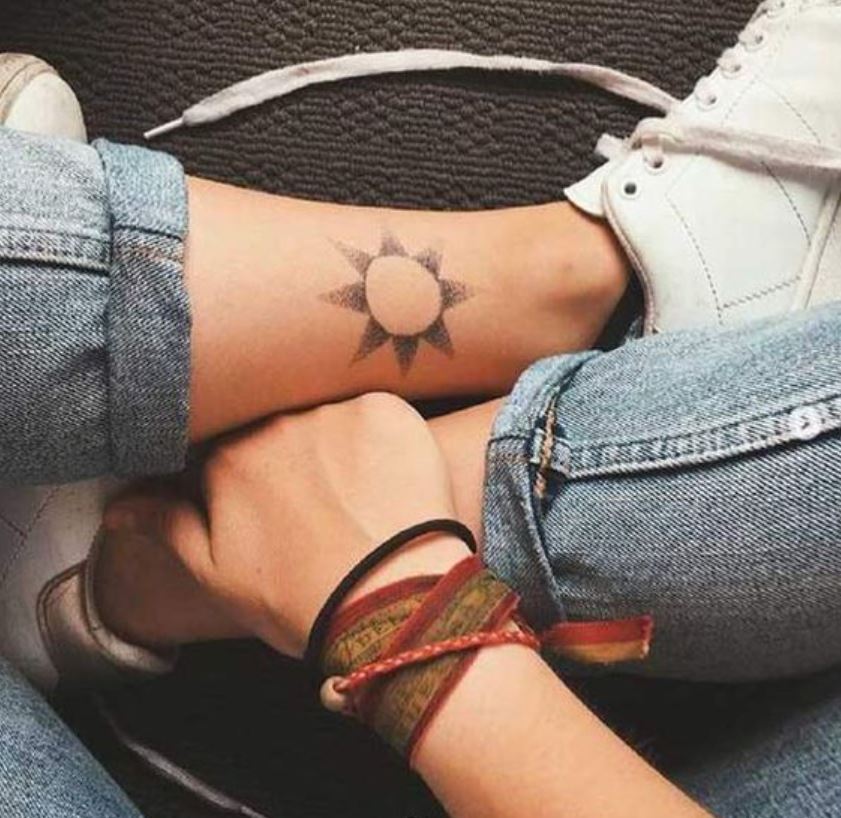 Tatouage Soleil Minimaliste Rayons à L'estompe Sur Le Pied 