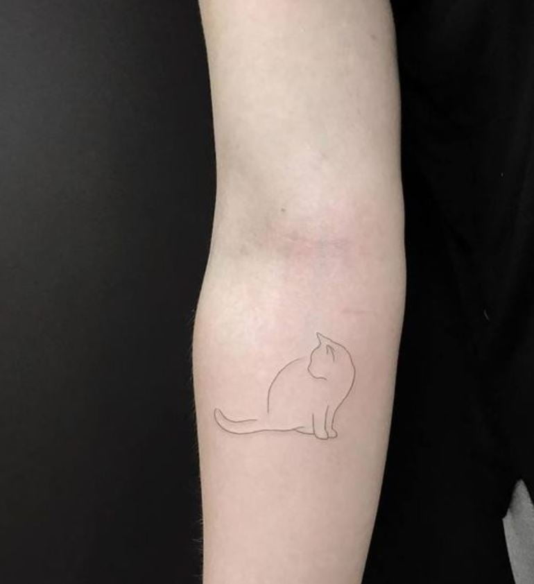 Tatouage Chat Minimaliste Tête Tournée 