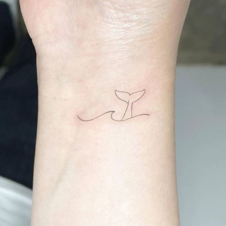 Tatouage Femme Minimaliste Vague Et Queue De Baleine 