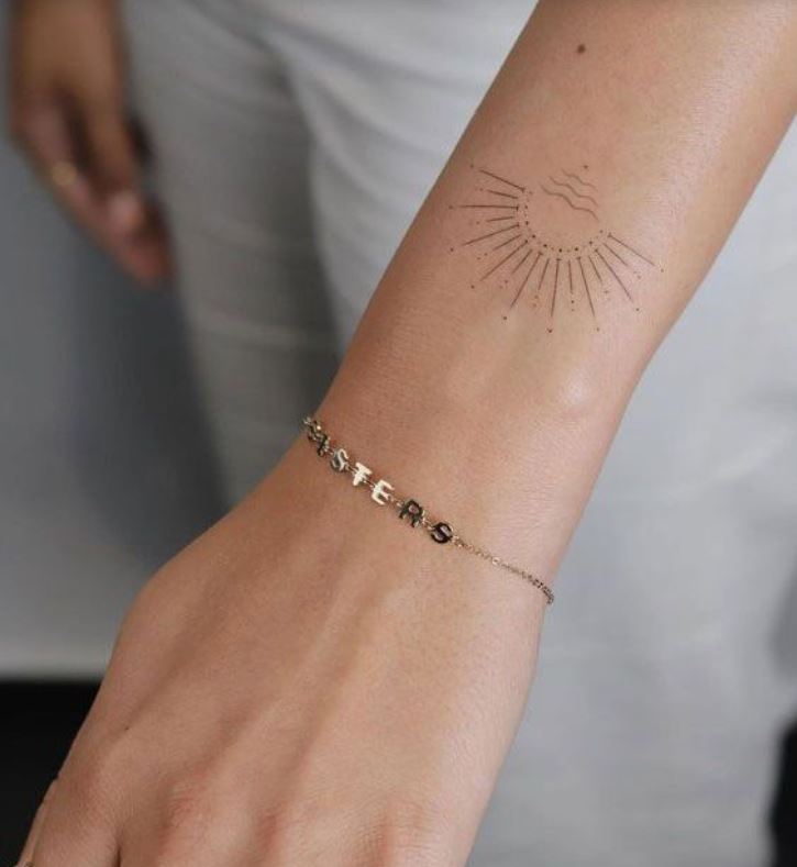 Tatouage Demi Soleil Minimaliste Sur Le Poignet 