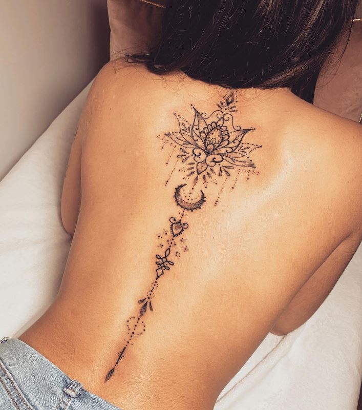 Tatouage Lune Et Lotus Ornemental 