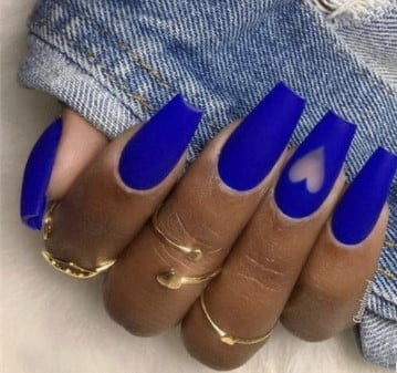 nail Art Bleu Mat Avec Un Coeur