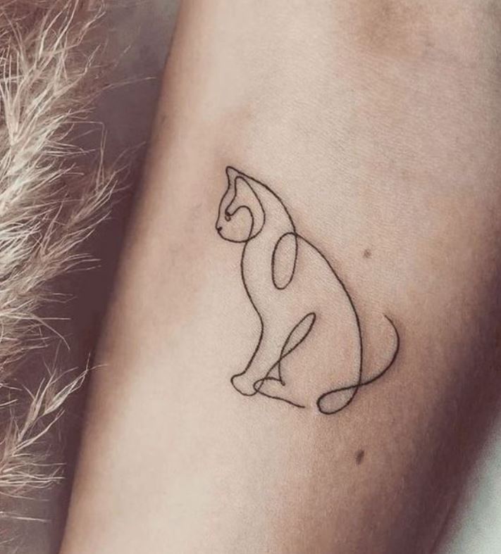 Tatouage Chat Minimaliste Abstrait Sur L'avant Bras 