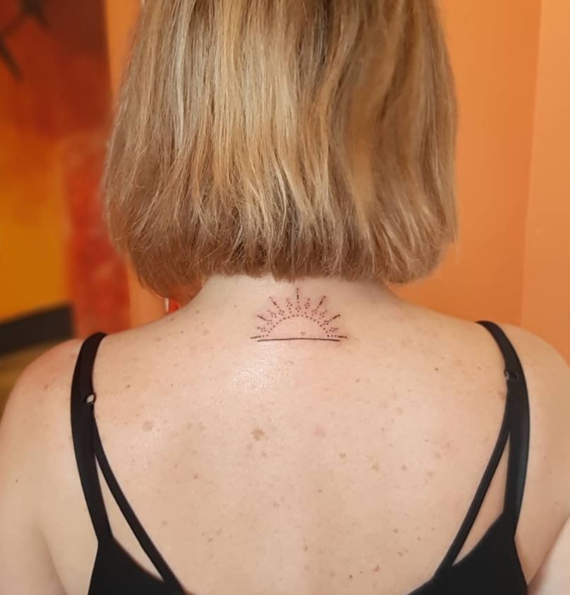 Tatouage Demi Soleil Sur La Nuque 