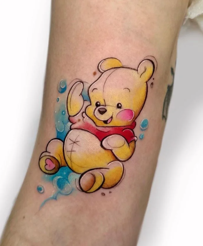 Tatouage Disney Winnie L'ourson Sur Fond Bleu