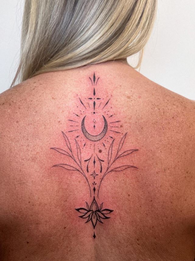  Tatouage Lune Et Lotus Sur Le Dos 