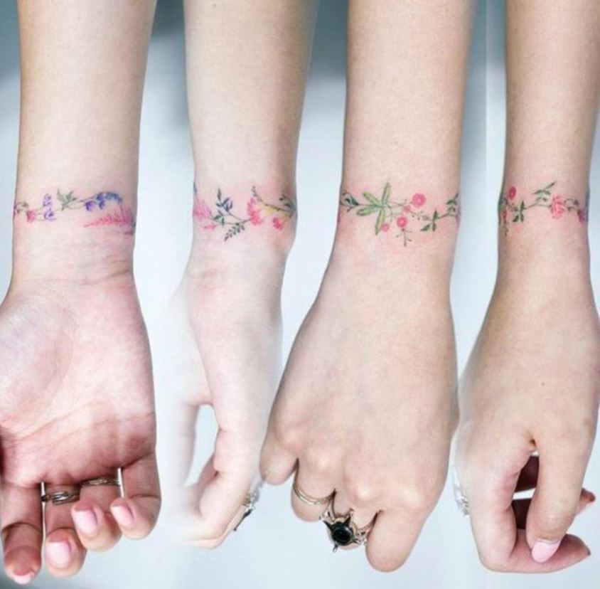 Tatouage Minimaliste Fleurs En Bracelet 