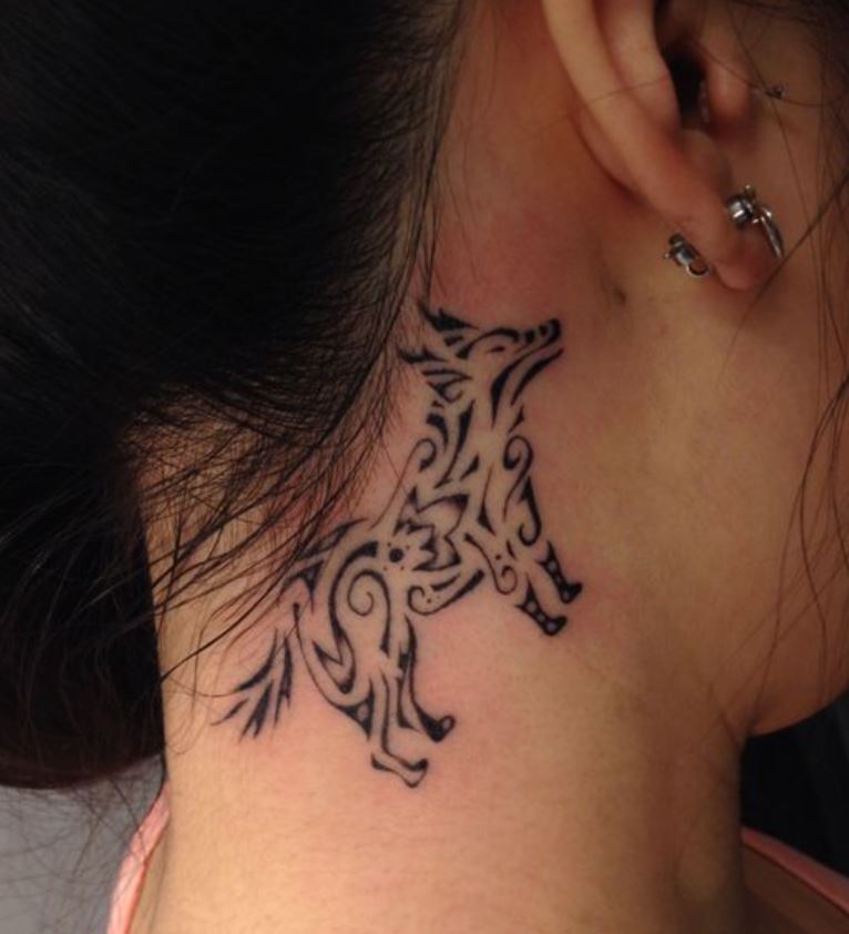  Tatouage De Loup Graphique Derrière L'oreille