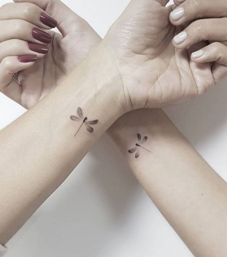 Tatouage Femme Minimaliste Libellule 