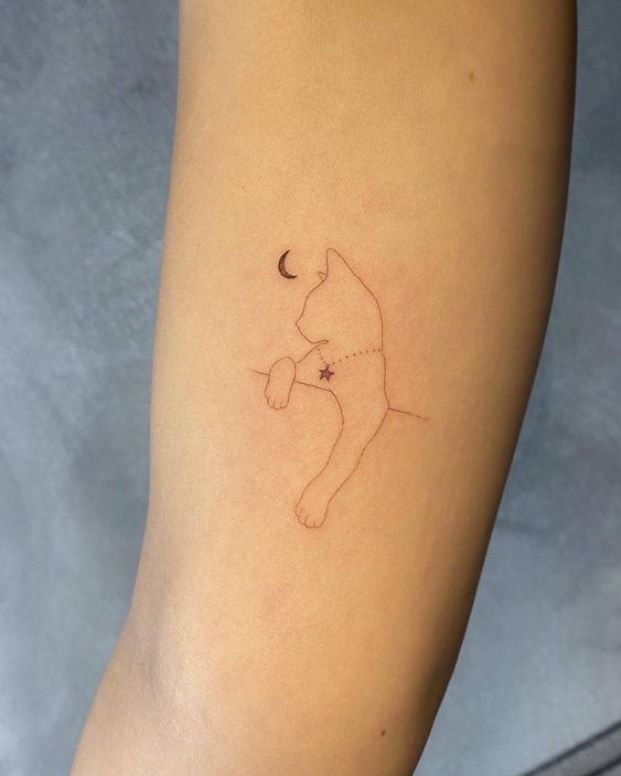 Tatouage Chat Minimaliste à Collier Et Astres Sur Le Bras 