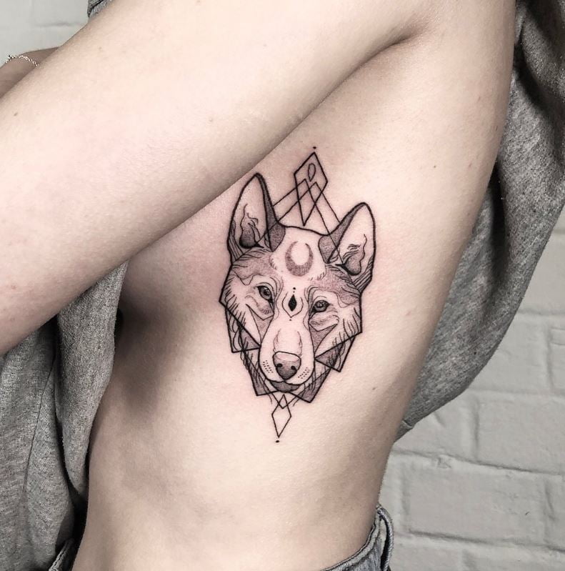 Tatouage De Loup Géométrique Sur La Côte