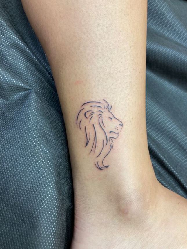 Tatouage Femme Minimaliste Lion 